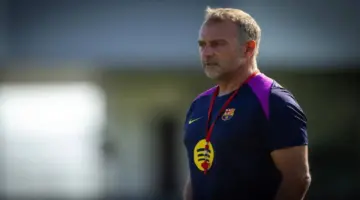 قبل ساعات من كلاسيكو الدوري الإسباني.. وفاة والد فليك مدرب برشلونة